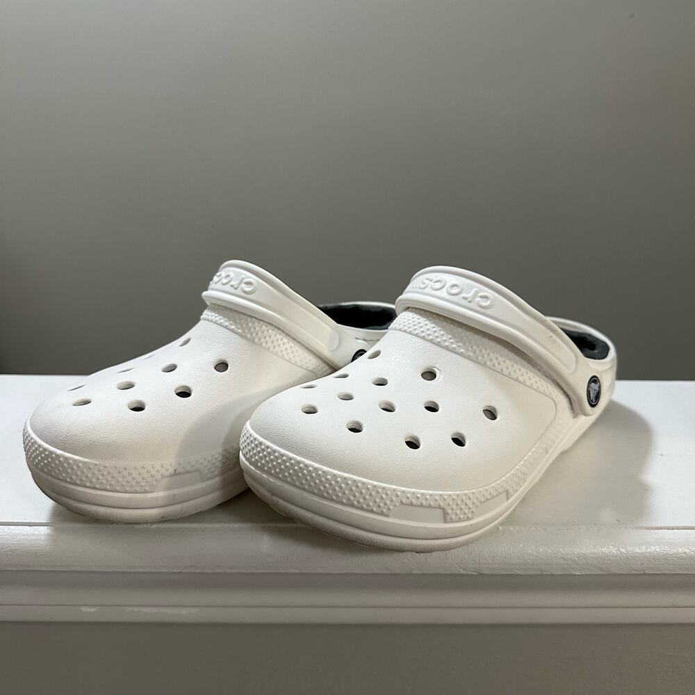 CROCS Classic Lined Clog size Men’s 4 Women’s 6, White with gray lining, comfy